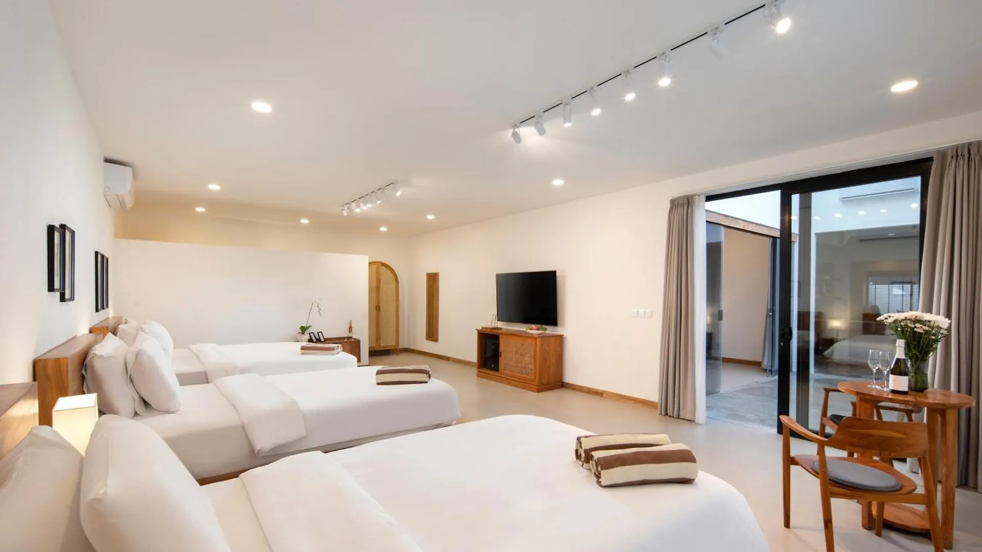 Big Private 11 Bed, 12,5 Bath, Rosefield Villa With Pool, Close To The Beach Canggu
